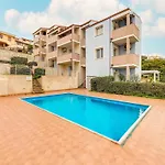 Apartmán Attic With Terrace And Swimming Pool *