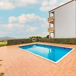 Apartmán Attic With Terrace And Swimming Pool