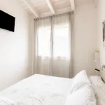 Attic With Terrace And Swimming Pool Apartmán