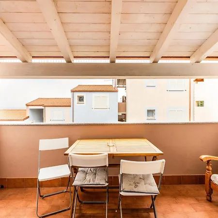 Lägenhet Attic With Terrace And Swimming Pool
