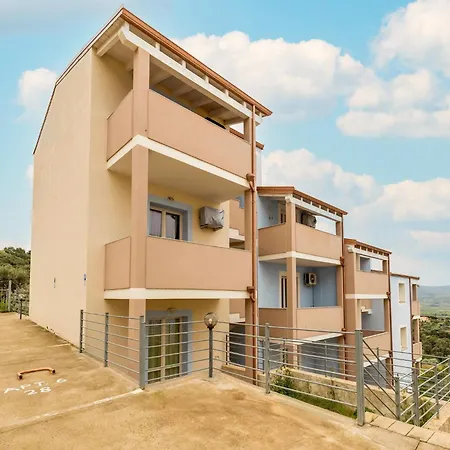 דירה Attic With Terrace And Swimming Pool