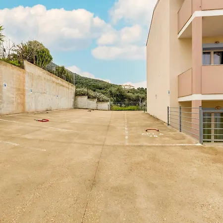 דירה Attic With Terrace And Swimming Pool *